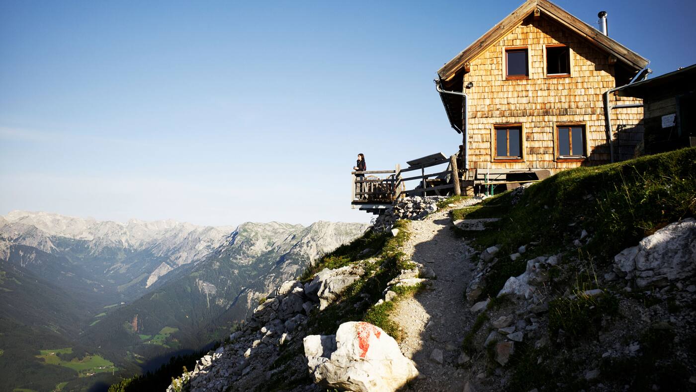 Die Werfener Hütte liegt auf einem ausgesetzten Plateau unter dem Hochthron. Von der Terrasse aus sieht man bis zum Großglockner.