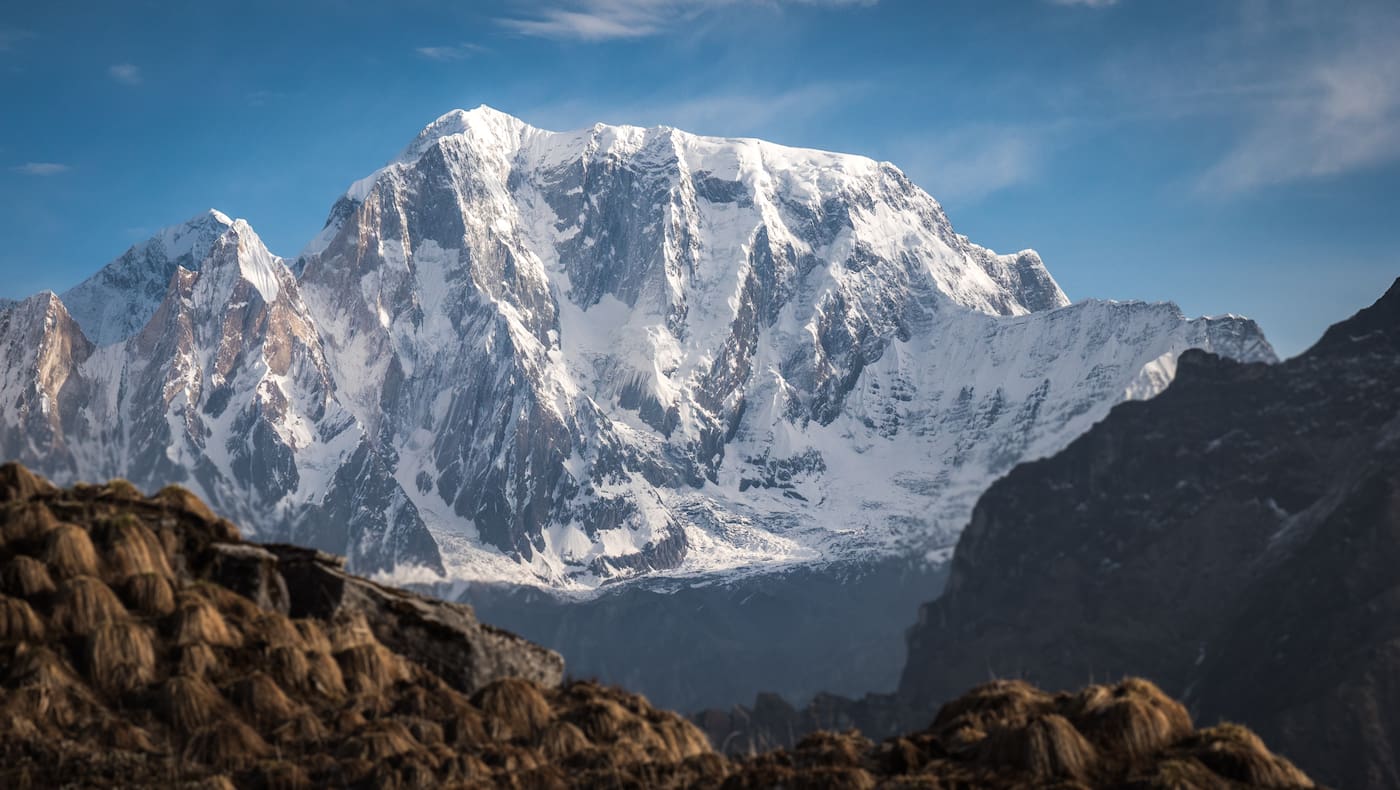 Bergwelten Annapurna nterhalb des Gipfels der Annapurna III markiert die Licht/Schattengrenze den imposanten Süd-Ost Grat. Vom Basecamp bis zum Gipfel misst der Grat beinahe 3000 Höhenmeter.