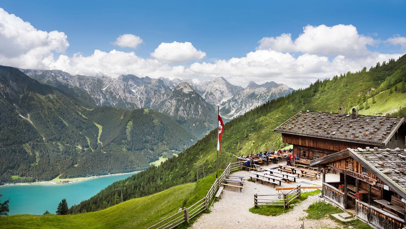 Die Dalfaz Alm liegt auf 1.693 Höhenmetern im Tiroler Rofangebirge