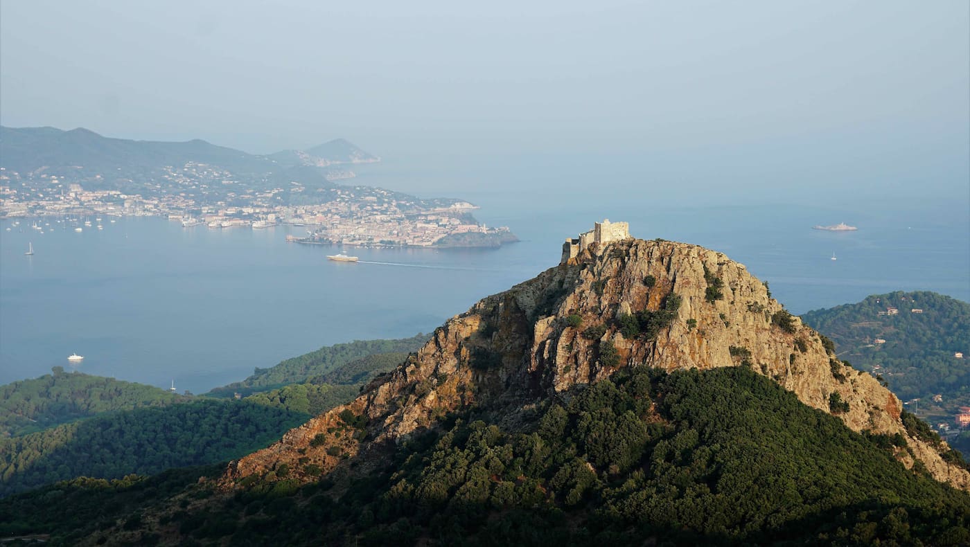 Das Castello del Volterraio und Portoferraio, die Hauptstadt von Elba 