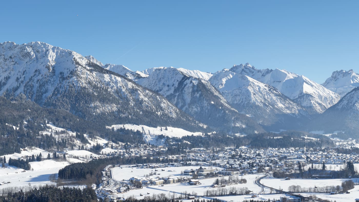 Blick über das winterliche Oberstdorf im Allgäu