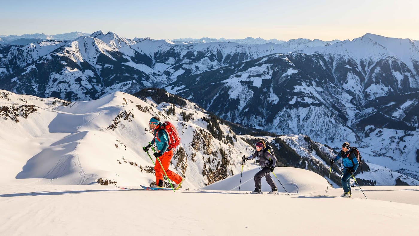 Im Aufstieg oder bei der Abfahrt – beim Skitourengehen kann man den Winter so richtig genießen.