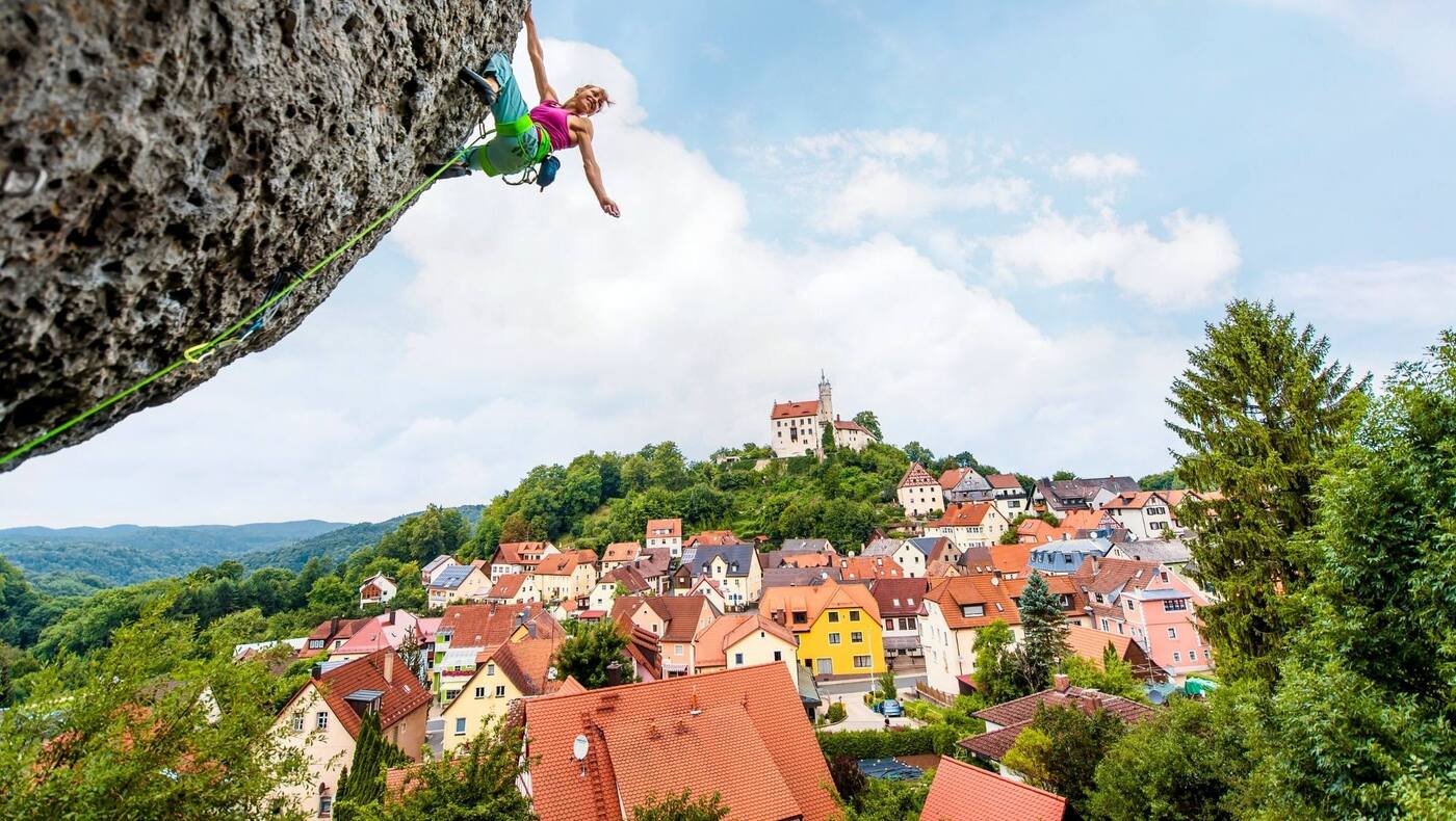 Angy Eiter klettert die 17 Meter lange „Supernase“ am Gernerfels in Gößweinstein. Der Fels gilt als fränkischer Klassiker – auch wegen des überragenden Ausblicks, wenn man oben ist.