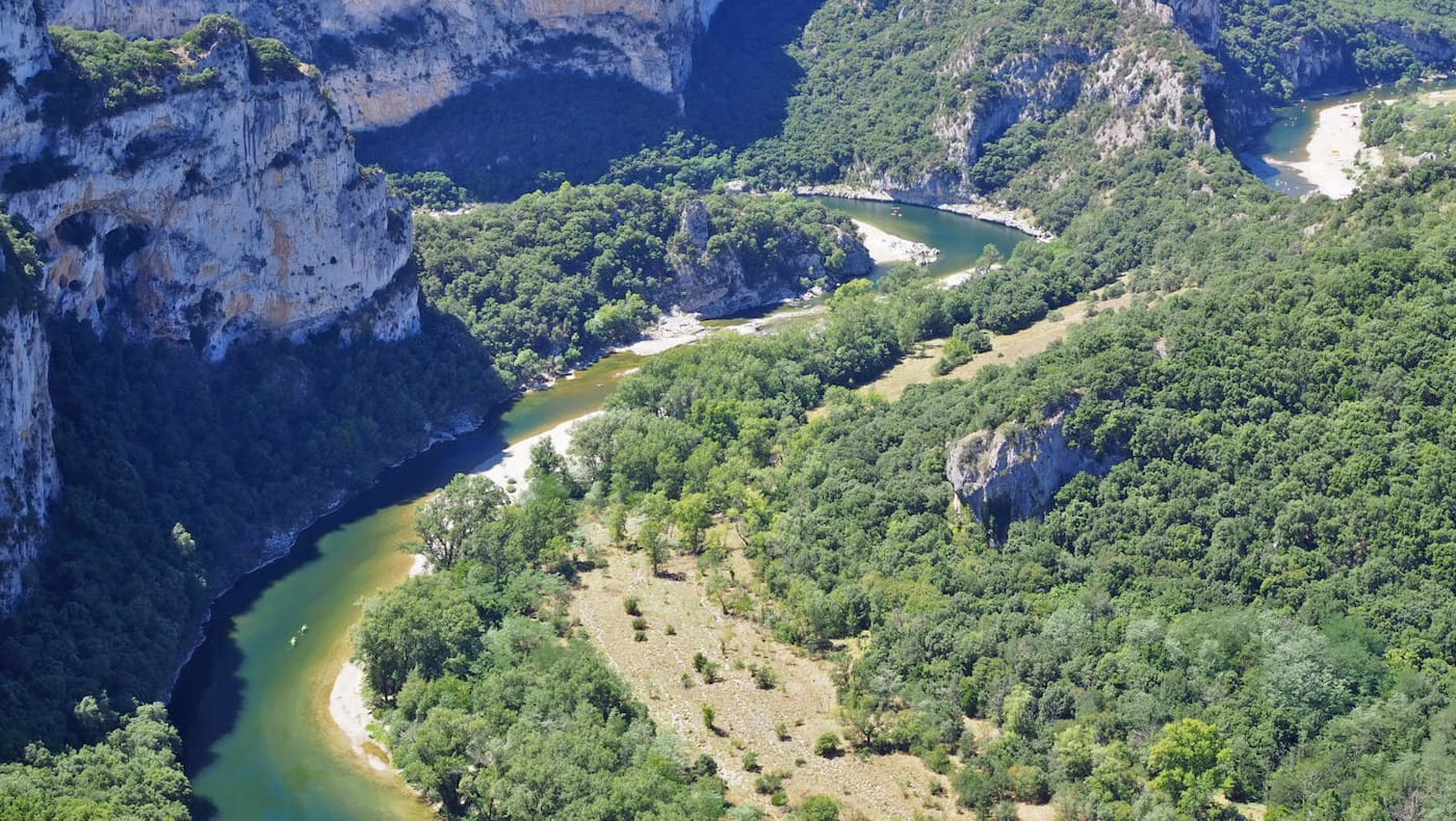 Auf 125 km schlängelt sich die Ardèche durch den gleichnamigen Naturpark.