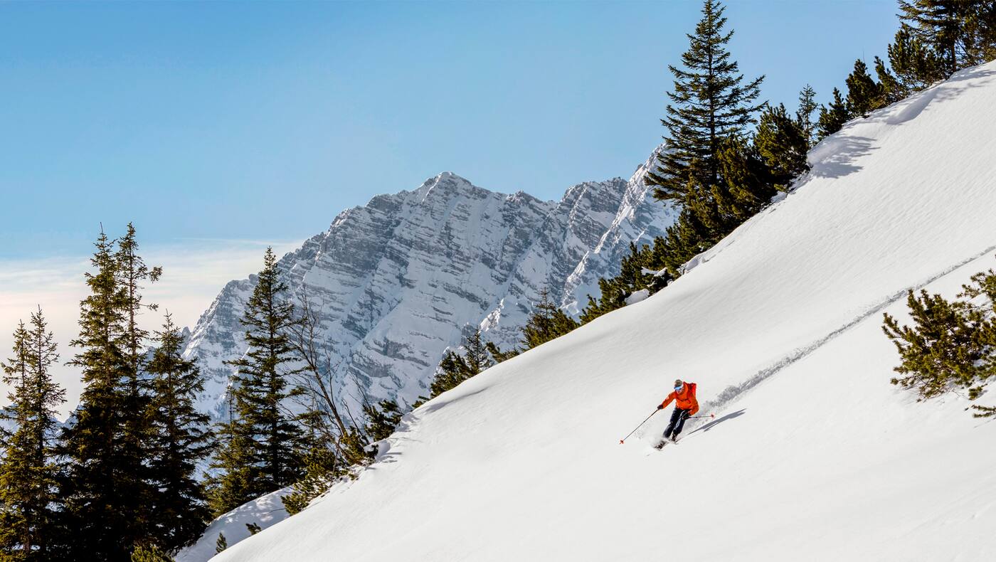 Schifahrer zieht die ersten Spuren im Neuschnee