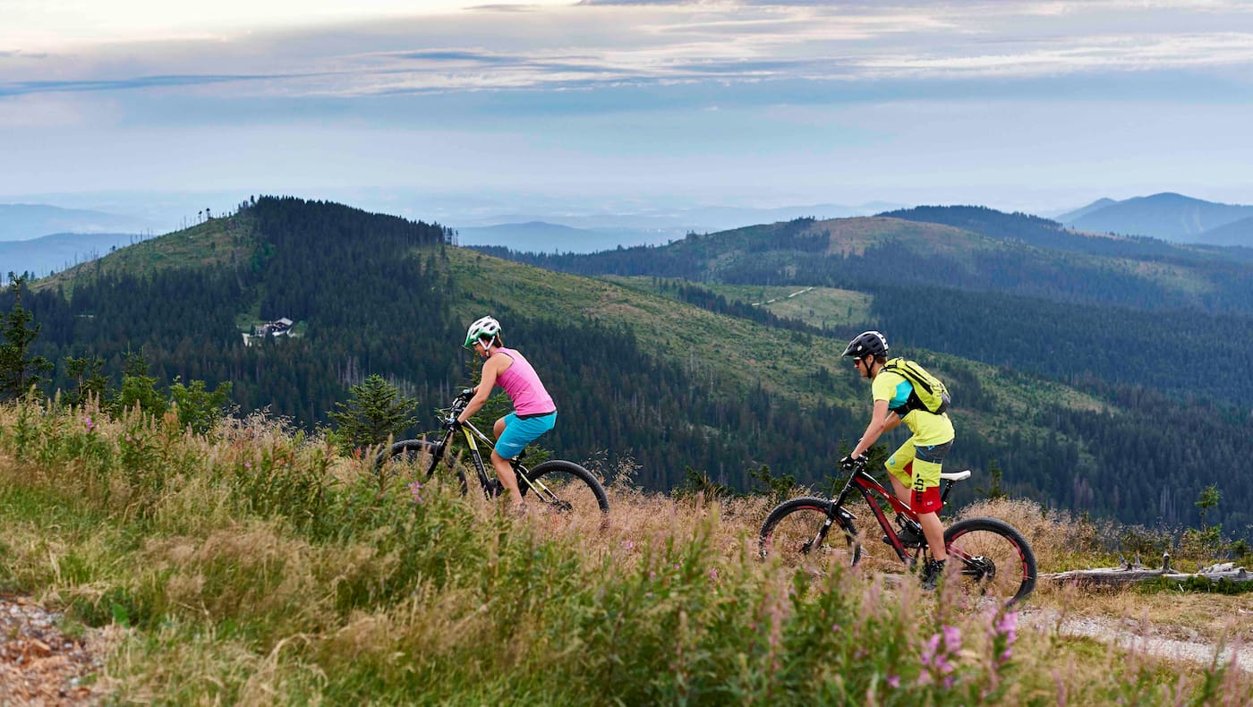 Schöne und aussichtsreiche Biketouren hat z.B. auch der Bayerische Wald zu bieten.