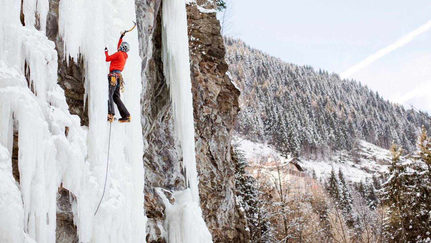 Ein Kletterer beim bezwingen der Eiswand.