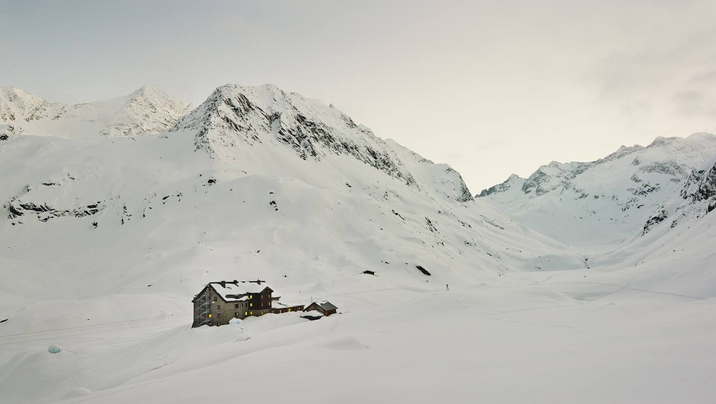 Die verschneite Franz-Senn-Hütte.