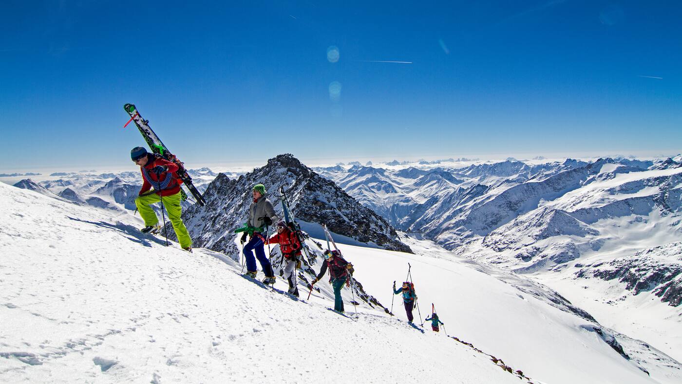 Die Alpinisten stapfen den Berg hinauf.