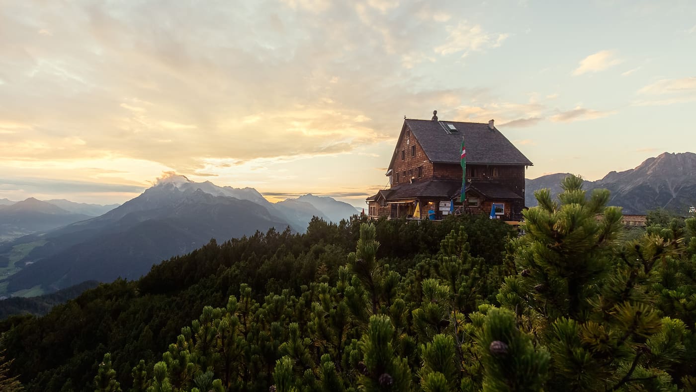Peter-Wiechenthaler-Hütte: Eine Insel im Gebirge