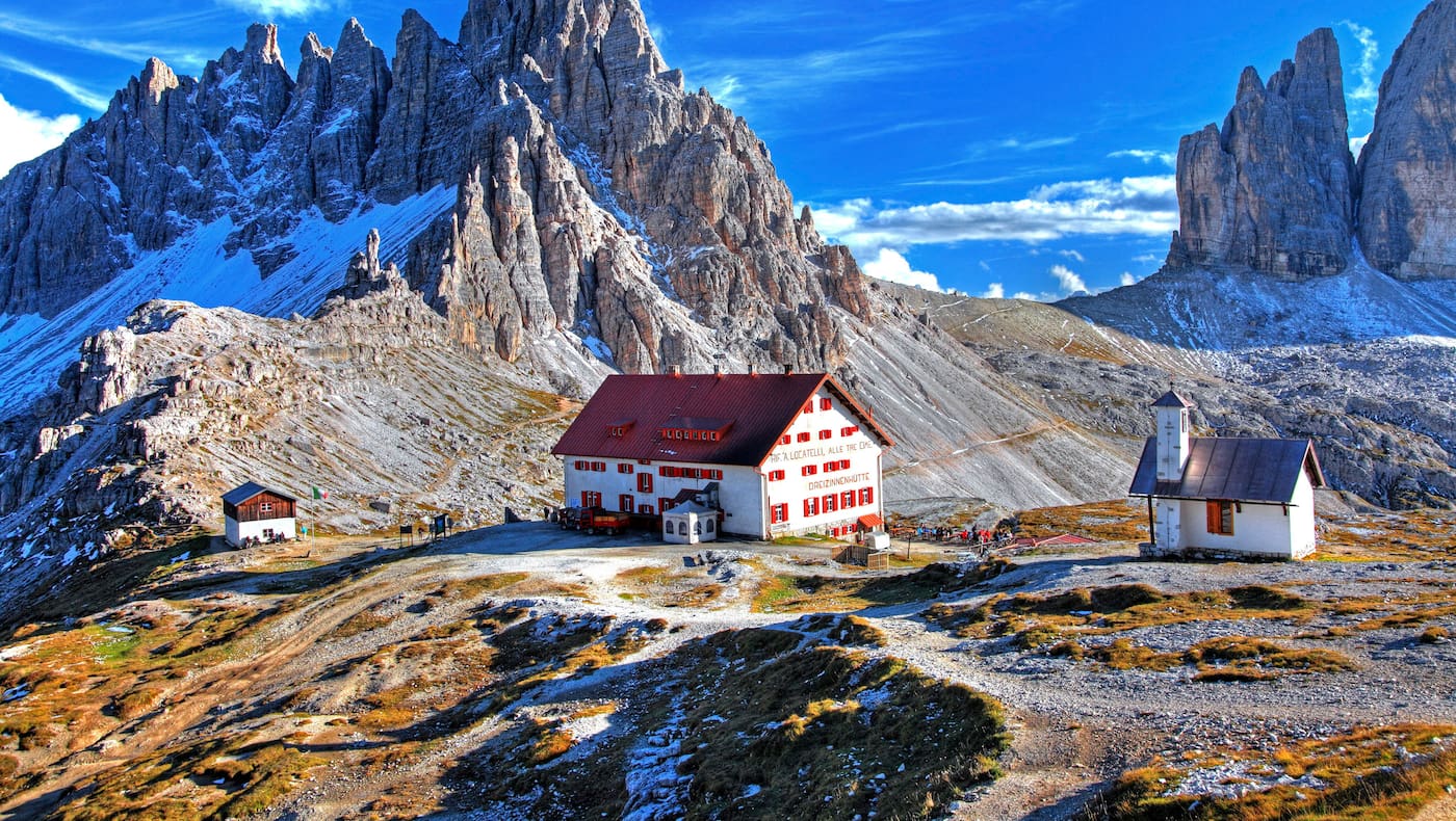 Die Drei Zinnen Hütte auf 2.405 m in den Dolomiten 