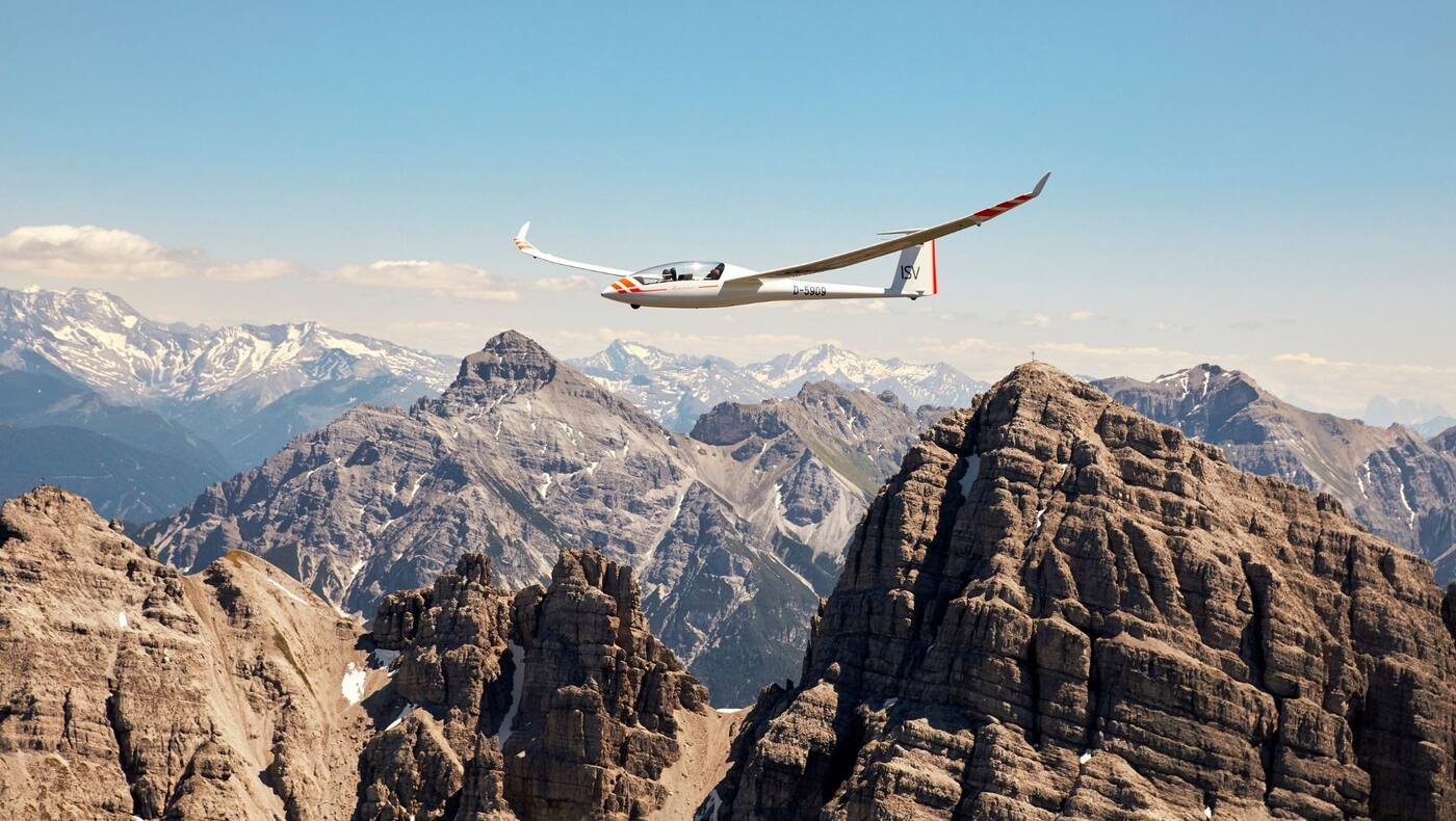 Das Segelflugzeug zwischen den Bergen
