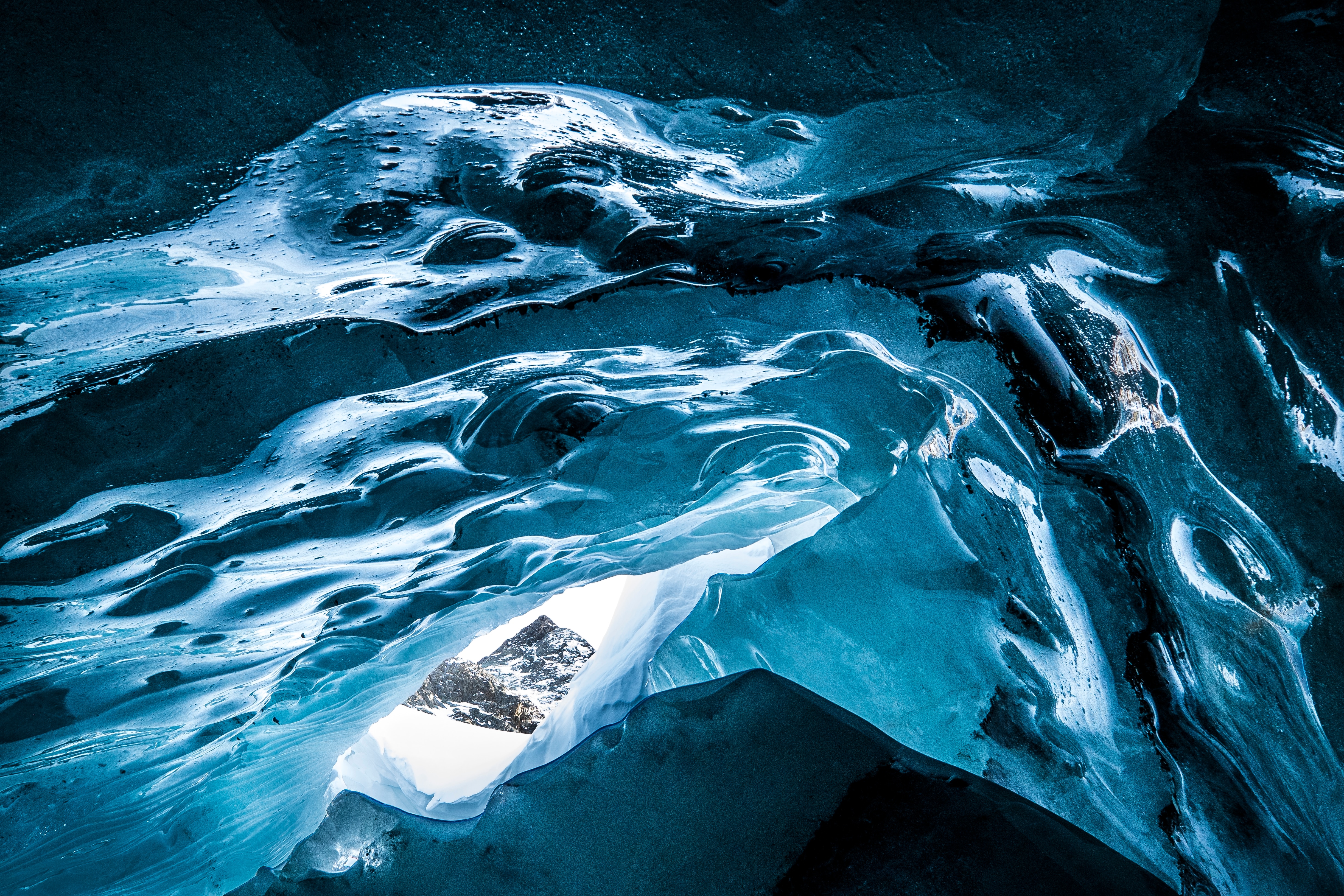 Blick durch ein Gletscherfenster in einem der vielen Gletscher in den Stubaier Bergen