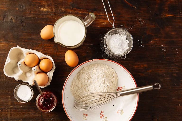 Die Zutaten: Mehl, Milch, Eier, Butter und eine Prise Salz