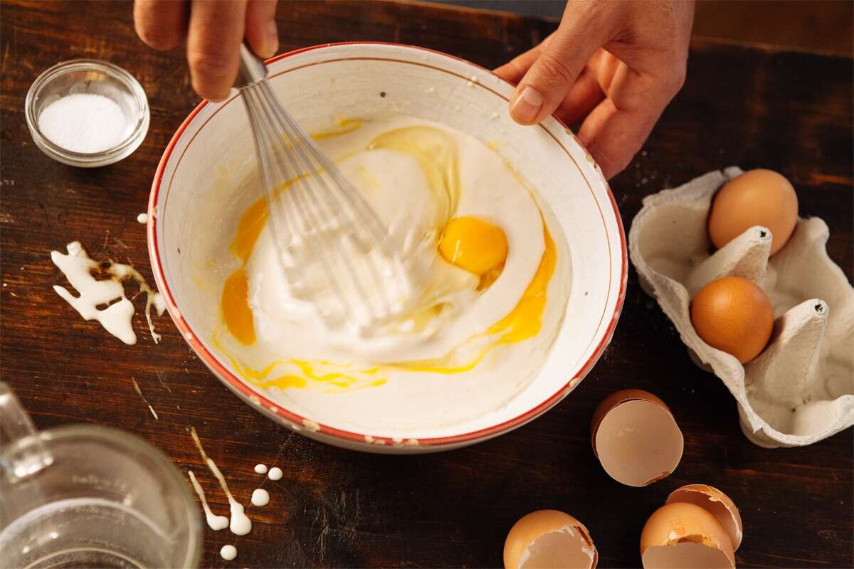 Die Eier kräftig unterschlagen, bis eine luftige, cremige Konsistenz erreicht ist. (Foto: Eisenhut und Mayer)