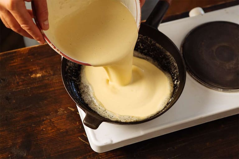 In einer passenden Pfanne die Butter schmelzen, die Schmarrnmasse eingießen und einen Deckel aufsetzen. Den Schmarrn auf kleiner Flamme solange backen, bis die Unterseite goldbraun ist und der Teig schön aufgegangen ist.
