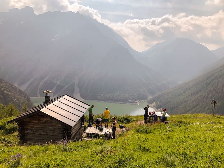 Selbstversorgerhütten bieten ein einmaliges Erlebnis in den Bergen, abseits großer Tourismusströme, so wie hier in Livigno, Itlaien