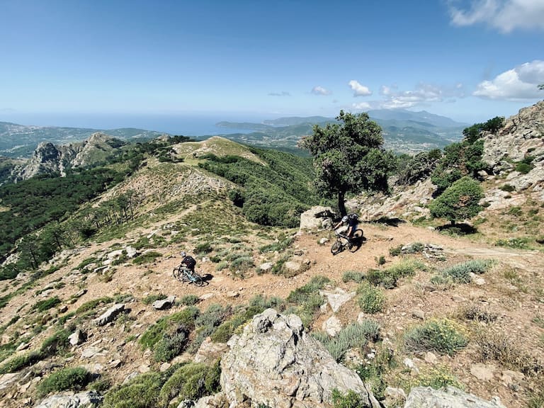 Der Trail Buca del Monte mit Blick auf den Golf von Portoferraio, Rio Marina, Porto Azzurro und Cavo