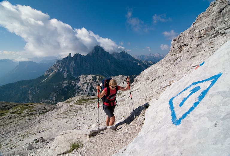 Das Dreieck ist Programm auf dem Dolomiten-Höhenweg 1, genauso wie atemberaubende Aussichten von Civetta bis Schiara.