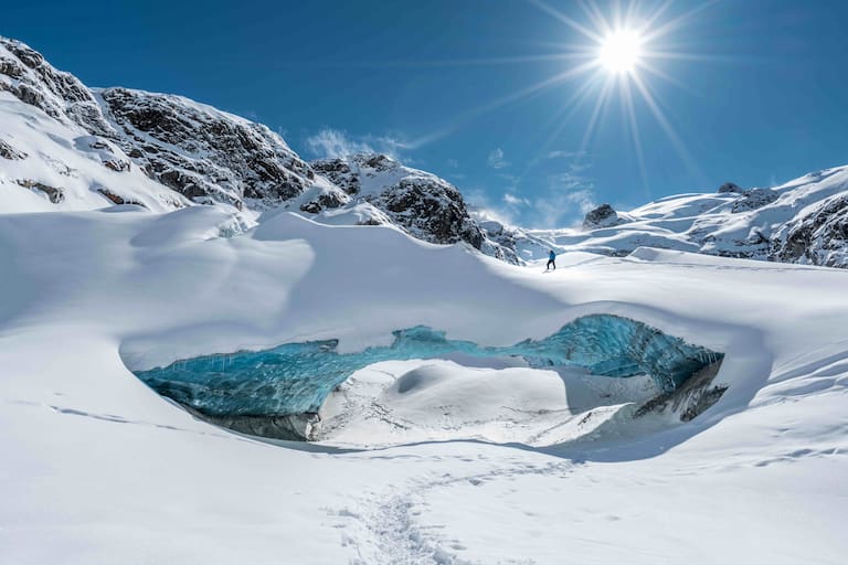 Tolis am Graubündner Roseggletscher, wo er seit Jahren Eishöhlen fotografiert und filmt