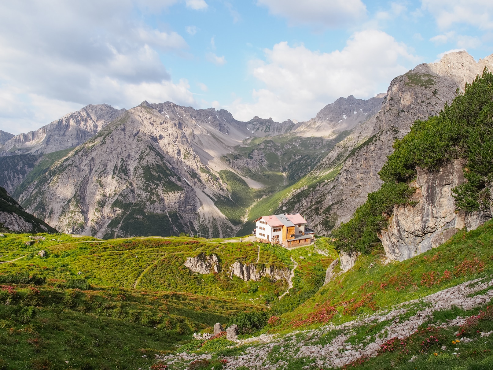 Die Steinseehütte (2.061 m) liegt unterhalb des gleichnamigen Sees auf einer grünen Terrasse, umrahmt von der mächtigen Parzinn-Gruppe, in den Lechtaler Alpen