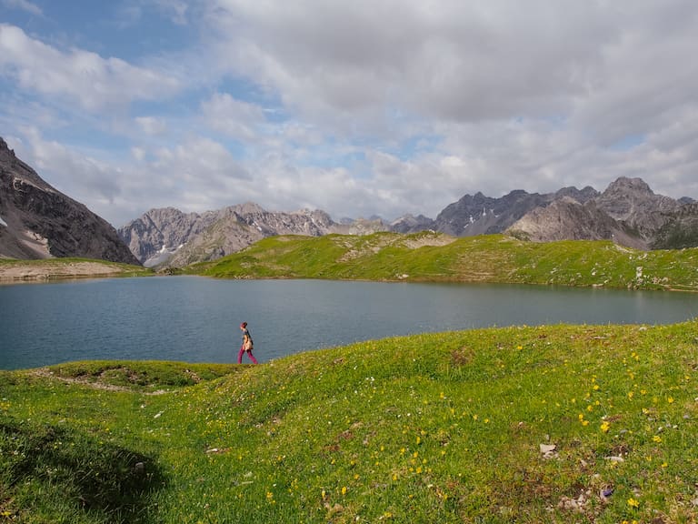 Einen Steinwurf entfernt liegt der gleichnamige Steinsee – eine ideale Möglichkeit, um sich nach einer ausgiebiegen Bergtour abzukühlen