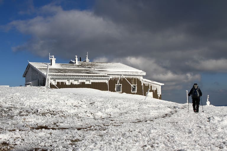 Fischerhütte am Gipfel des Schneebergs im Winter