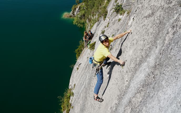 Alpines Sportklettern: Erik Veistrup beim Klettern in der Wand