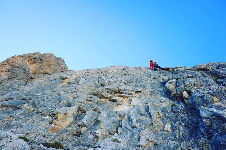 Paul ist noch immer gerne privat im steilen Fels unterwegs, denn beim Klettern wird es rundherum um ihn ruhig. Hier in den Dolomiten, Tofana