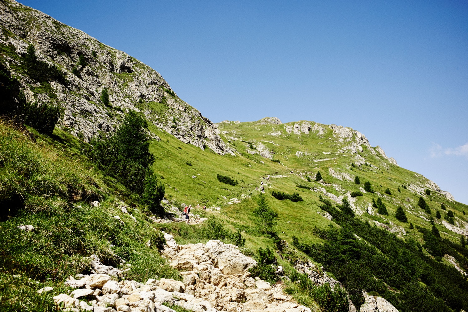 Ganz gemütlich auf den Gipfel, der Touristensteig auf den Schlern. Rechte Seite: Stärkung auf der Tierser-Alpl-Hütte.