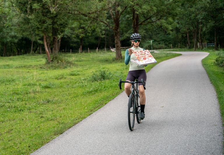 Was beim Radfahren „genug“ zu Essen ist, ist für viele Ansichtssache. Auch wenn eine Pizza to ride dezent übertrieben ist – der Körper weiß ganz genau, wieviel Futter er braucht