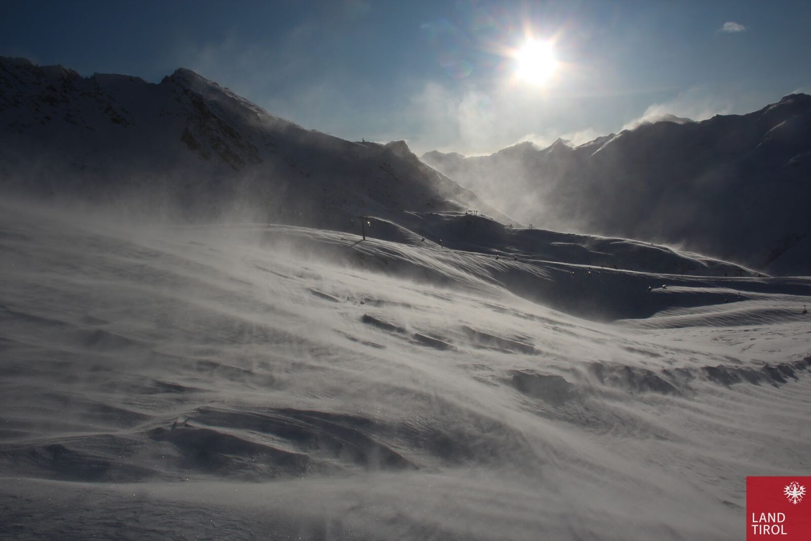Aufgrund des zunehmenden Windeinflusses kommt es aktuell zu Schneeverfrachtung ´entlang des Alpenhauptkammes. Hochgurgl  (Foto: 14.11.2019)