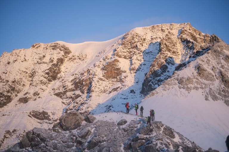 Bergwelten-Leserinnen und -Leser auf dem Weg zum Ortler-Gipfel