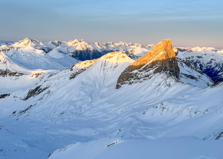 Blick vom Trittkopf über das weitläufige Arlberggebiet.