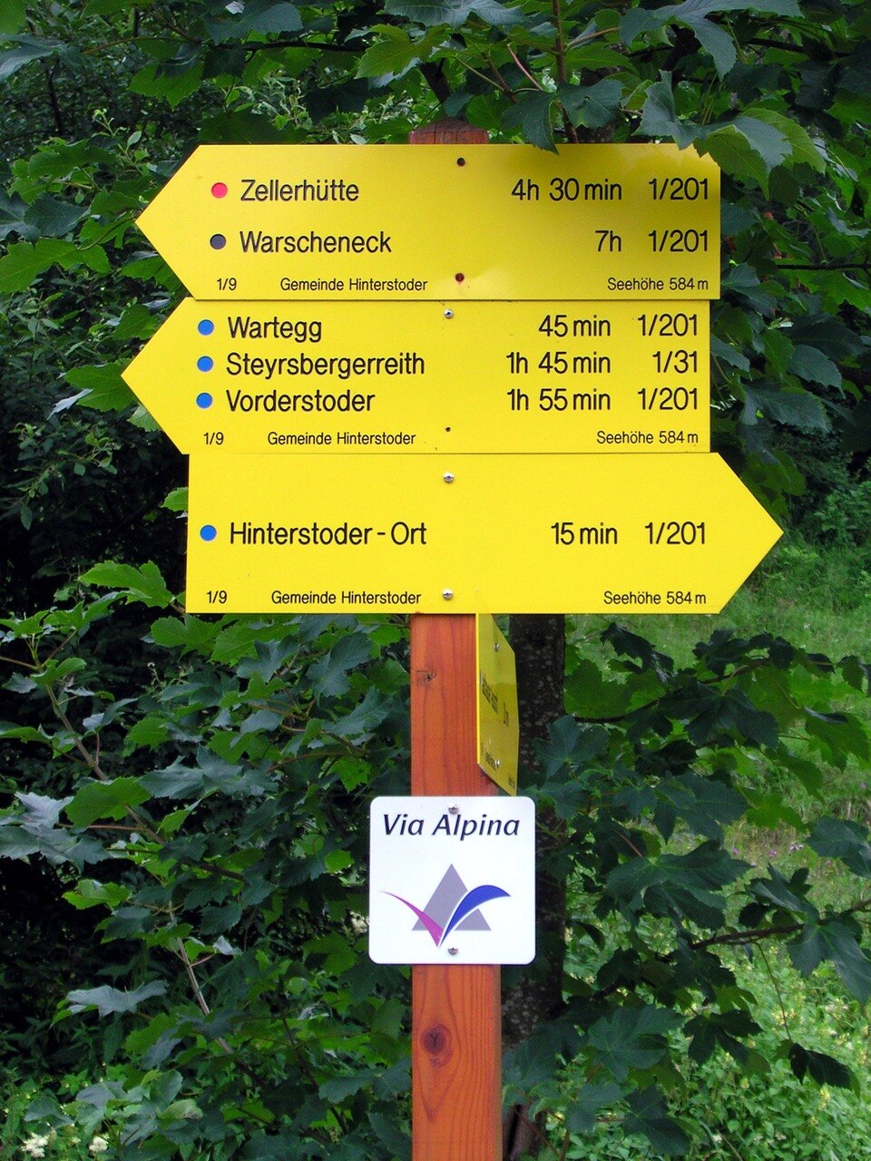 In Oberösterreich werden auch die leichten Wanderwege mit einem farbigen Punkt versehen (blau). Mittelschwierige Bergwege erhalten einen roten und schwierige Bergwege einen schwarzen Punkt.