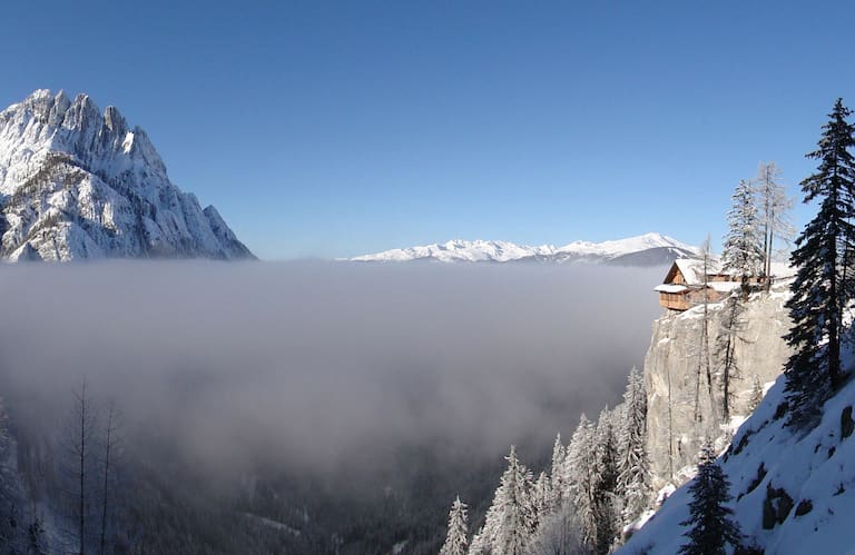 Dolomitenhütte über dem Nebel