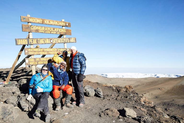 Christian Rainer und Klaus Haselböck am Gipfel des Kilimanjaro