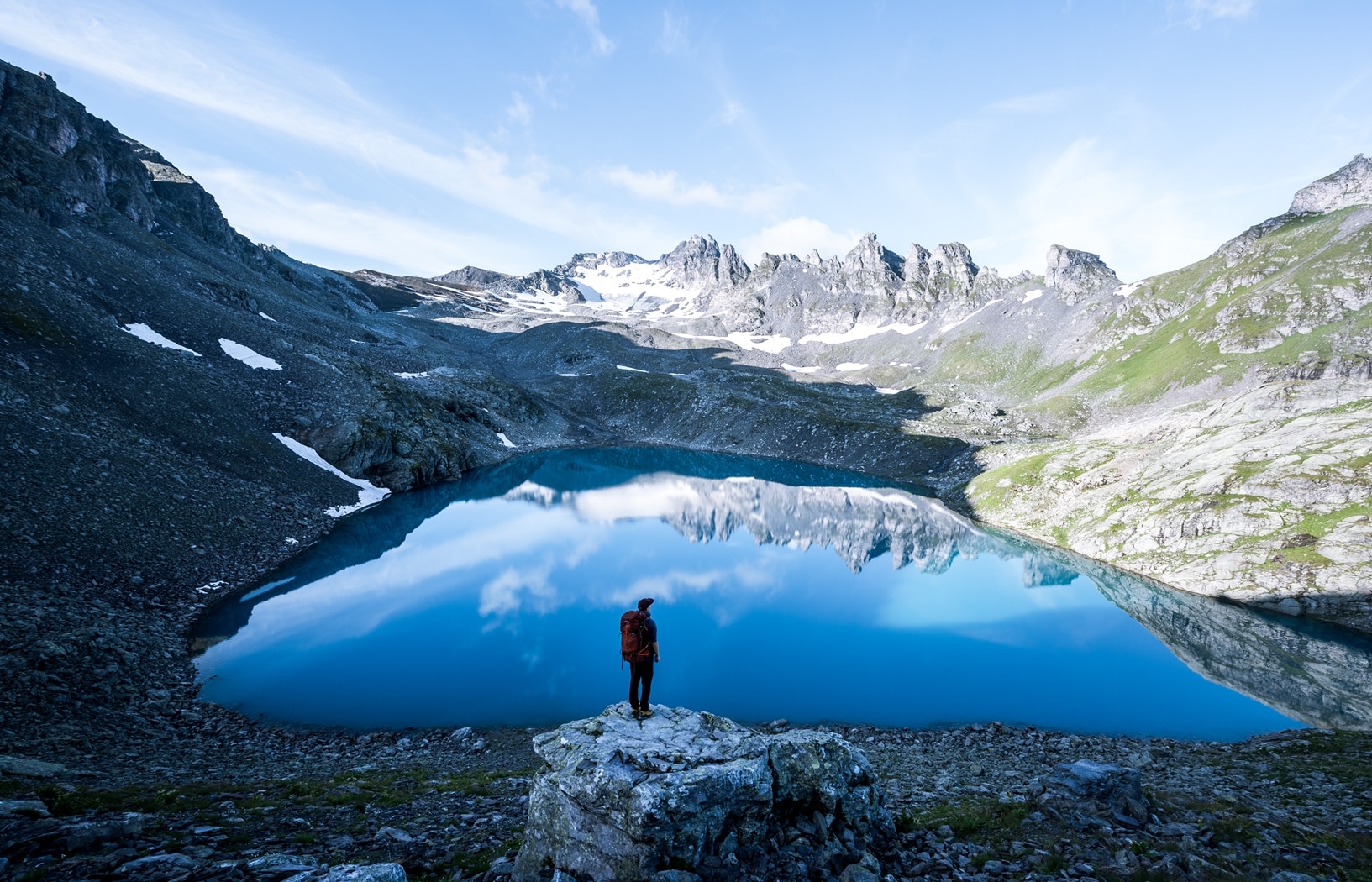 Wanderer am Wildsee (2.438 m) im Kanton St. Gallen