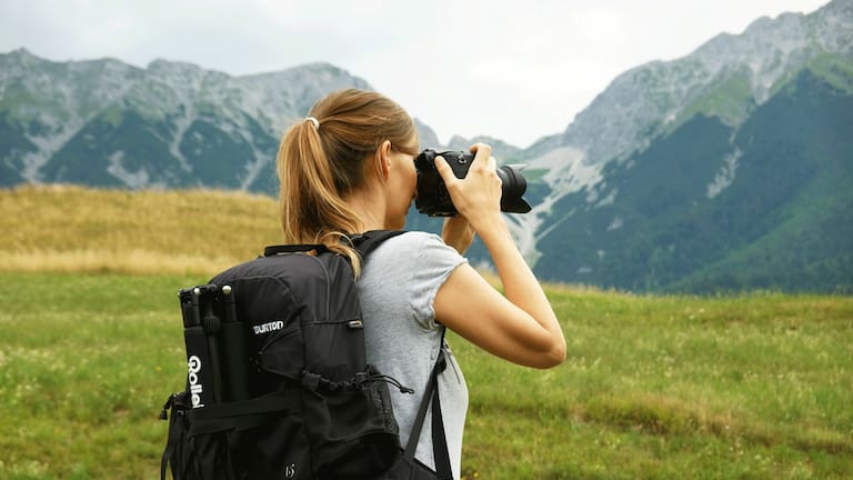 Bergfotografie: Hobbyfotografin Anna aus Innsbruck vor Bergpanorama