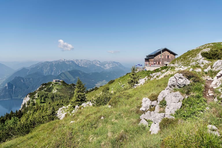 Die Gmundner Hütte am Traunstein hat ab 1. Mai 2024 wieder geöffnet.