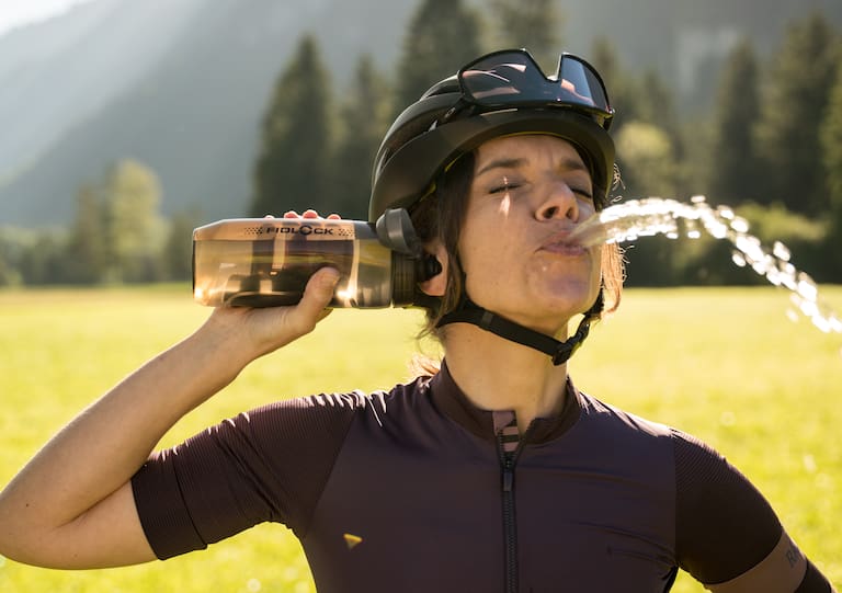Rein damit! Beim Radfahren genug zu trinken, ist genauso wichtig wie das Essen