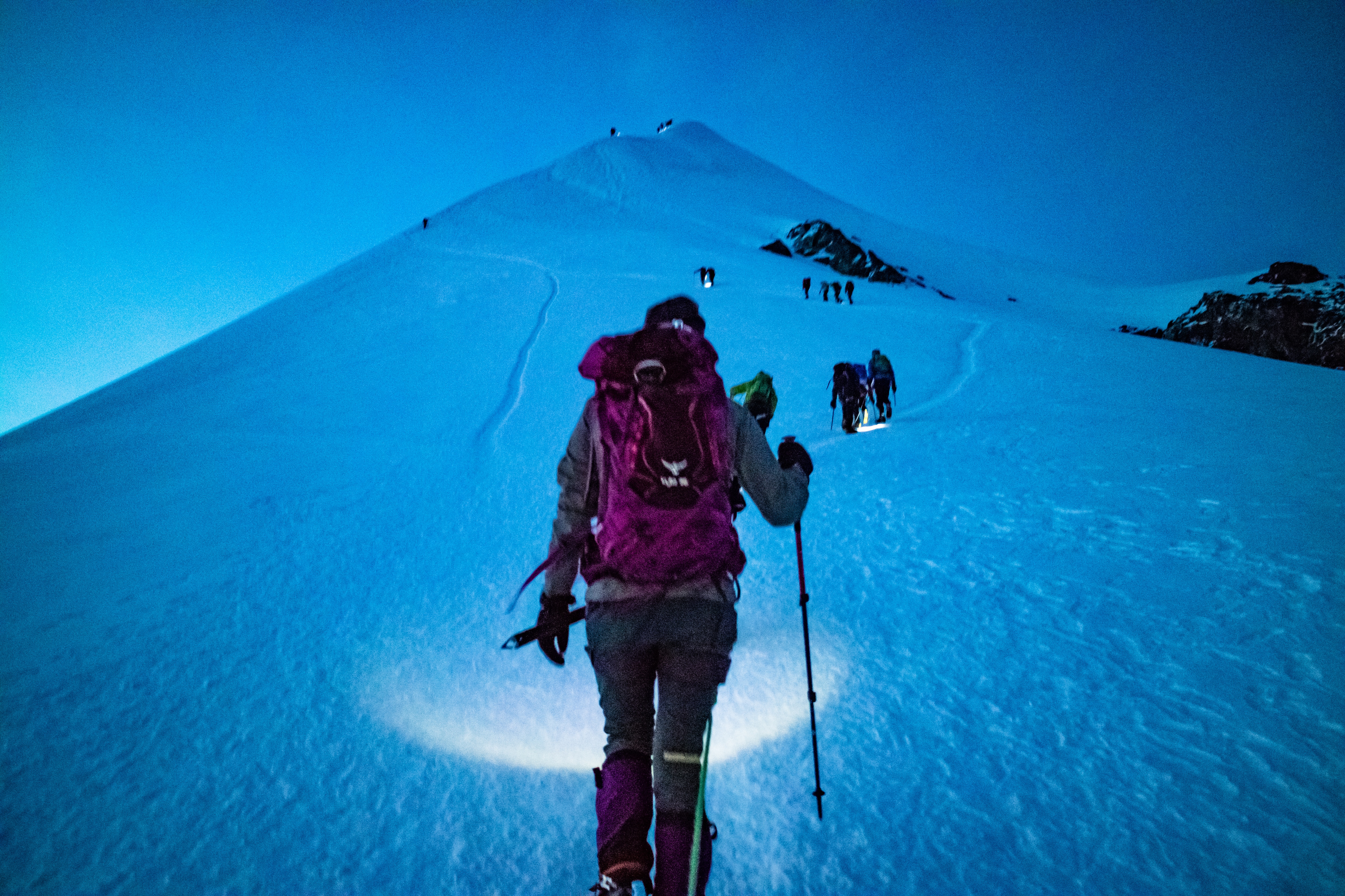 Wie eine Perlenkette: Seilschaften auf dem Weg zum Gipfel des Mont Blanc