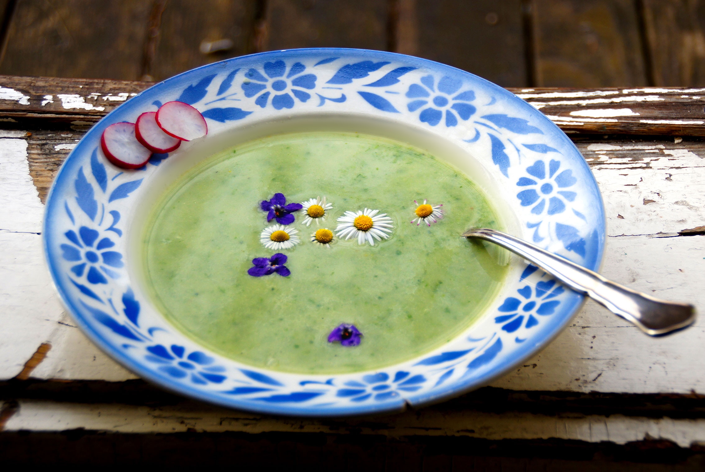 Frisch von der Wiese: 9-Kräuter-Suppe - Bergwelten