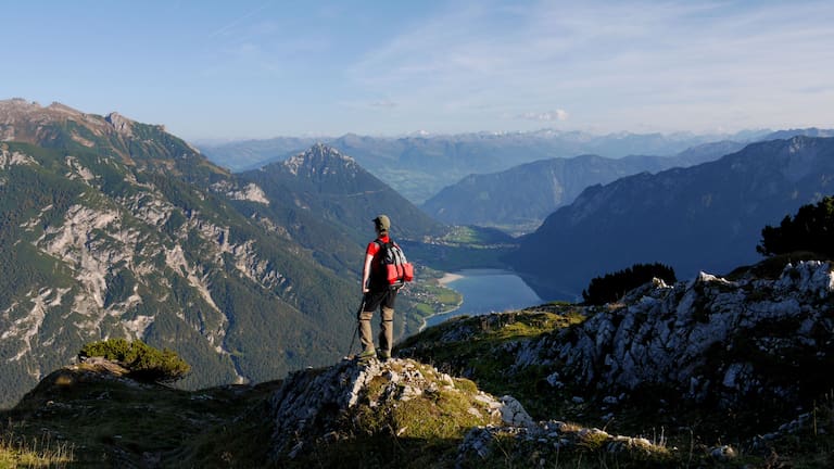 Herrlicher Ausblick von der Seebergspitze (2.085 m) nach Maurach