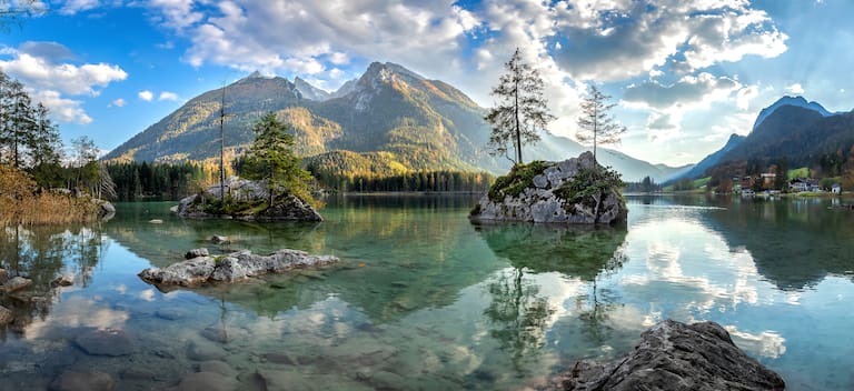 Naturlehrpfad im Zauberwald entlang des Hintersees in den Berchtesgadener Alpen 