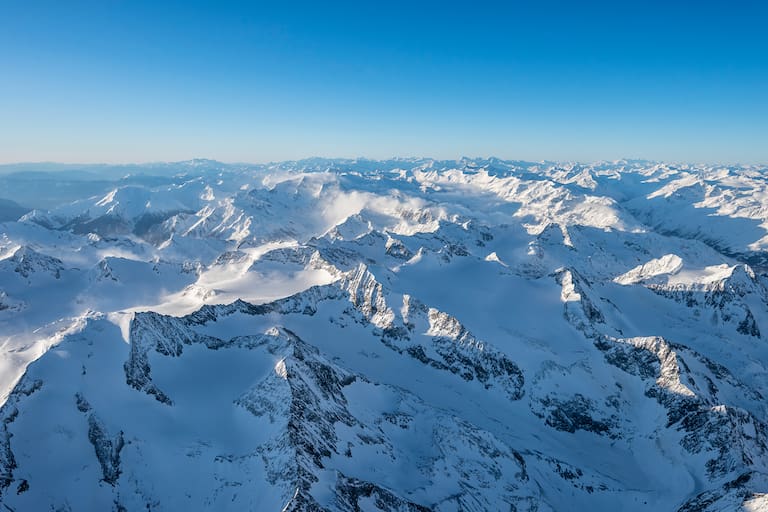 Der Alpenhauptkamm vom Heißluftballon aus fotografiert