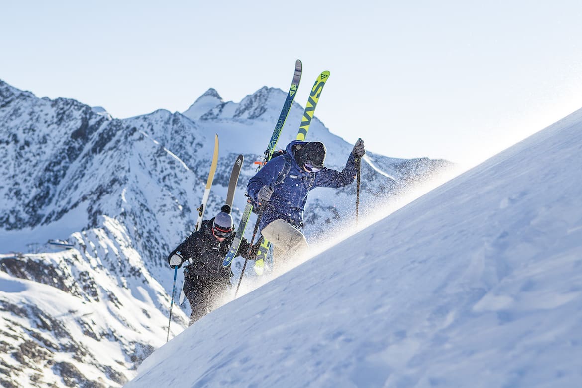Auch wenn es nicht immer geplant ist, die Skier am Rucksack befestigen zu können, ist von Vorteil.