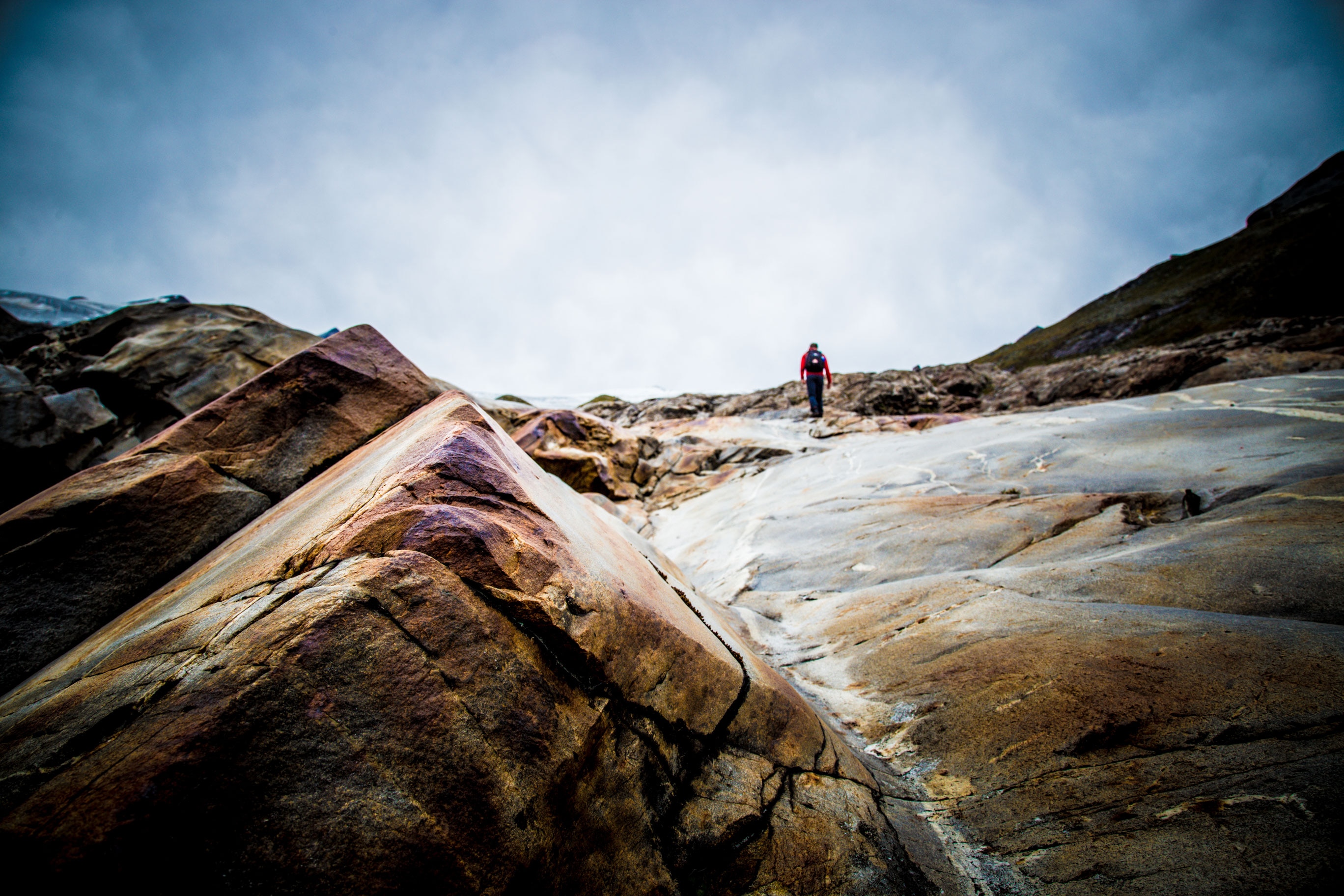Vorbei an dem beeindruckenden Gletschertor führt der Weg über Felsenplatten in den verschiedensten Farbtönen zum höchsten Punkt