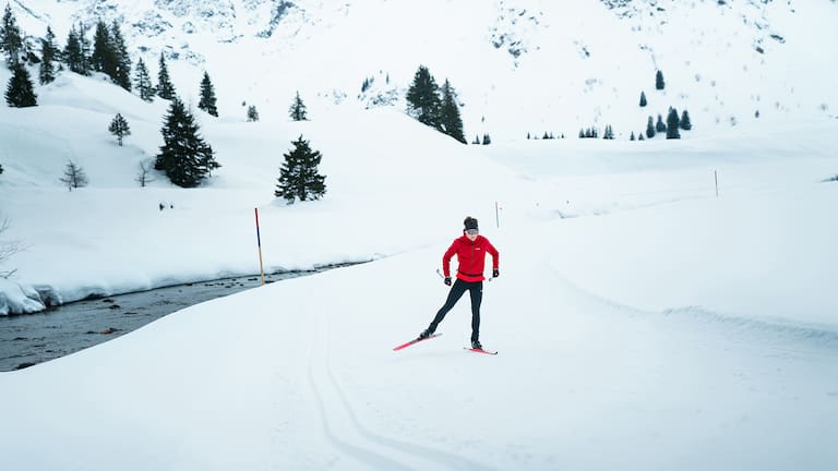 Das Langlaufen ist eine sehr natürliche Bewegung, die zu einem eleganten Gleiten über den Schnee führt.