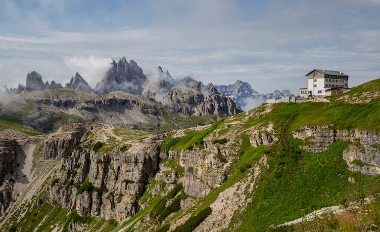 Die Auronzohütte in den Dolomiten mit Blick auf die Drei Zinnen